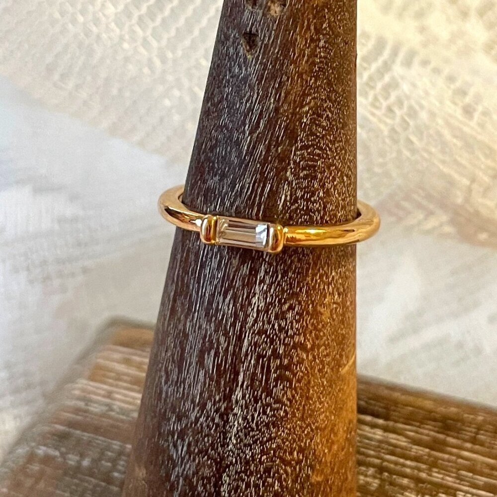 Minimalist Gold Baguette Ring – Dainty & Modern Size 6